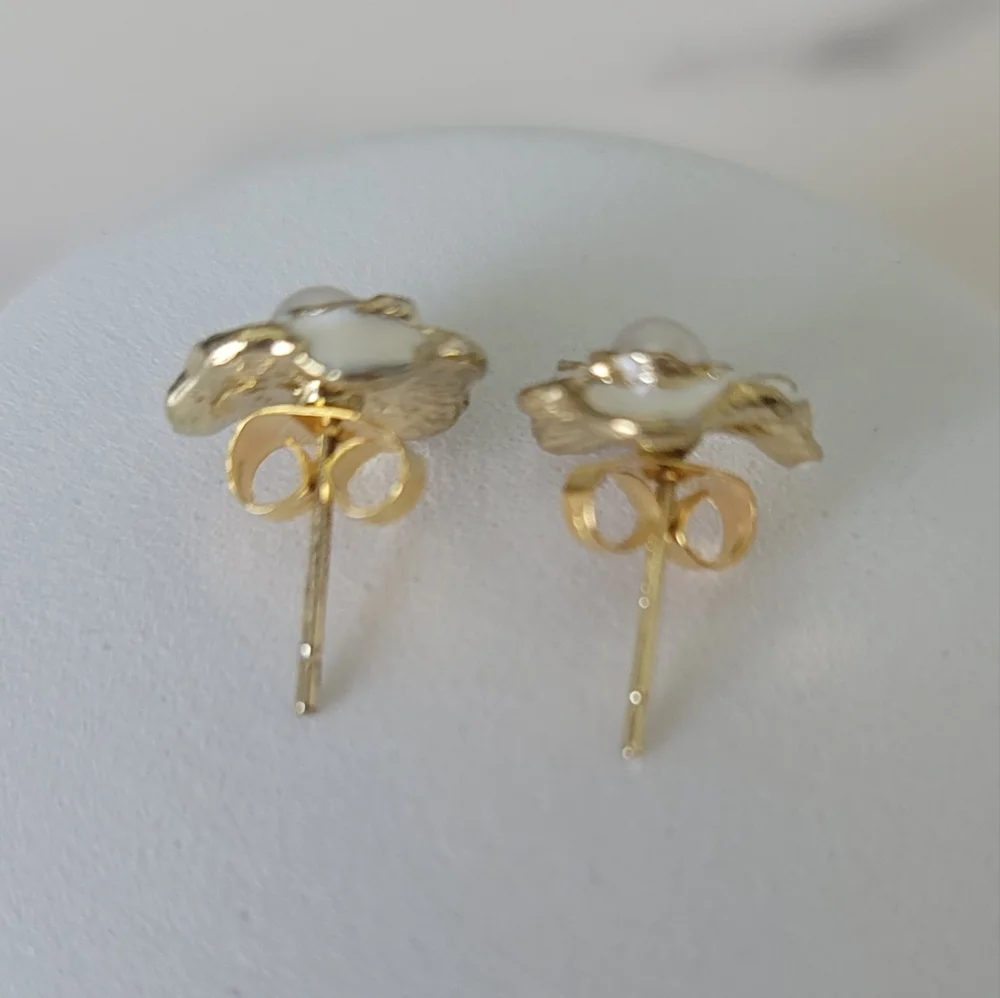 Elegant White Rose Flower Pearl Stud Earrings - Picture 3 of 4